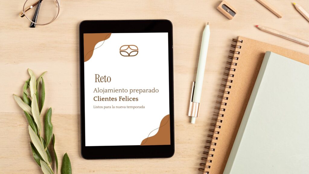 Tablet en un escritorio mostrando la portada del curso "Reto Alojamiento preparado Clientes Felices" de TurisUp.
